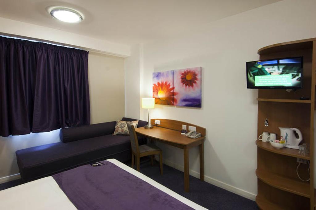 Premier Inn Ashford Central Exterior photo