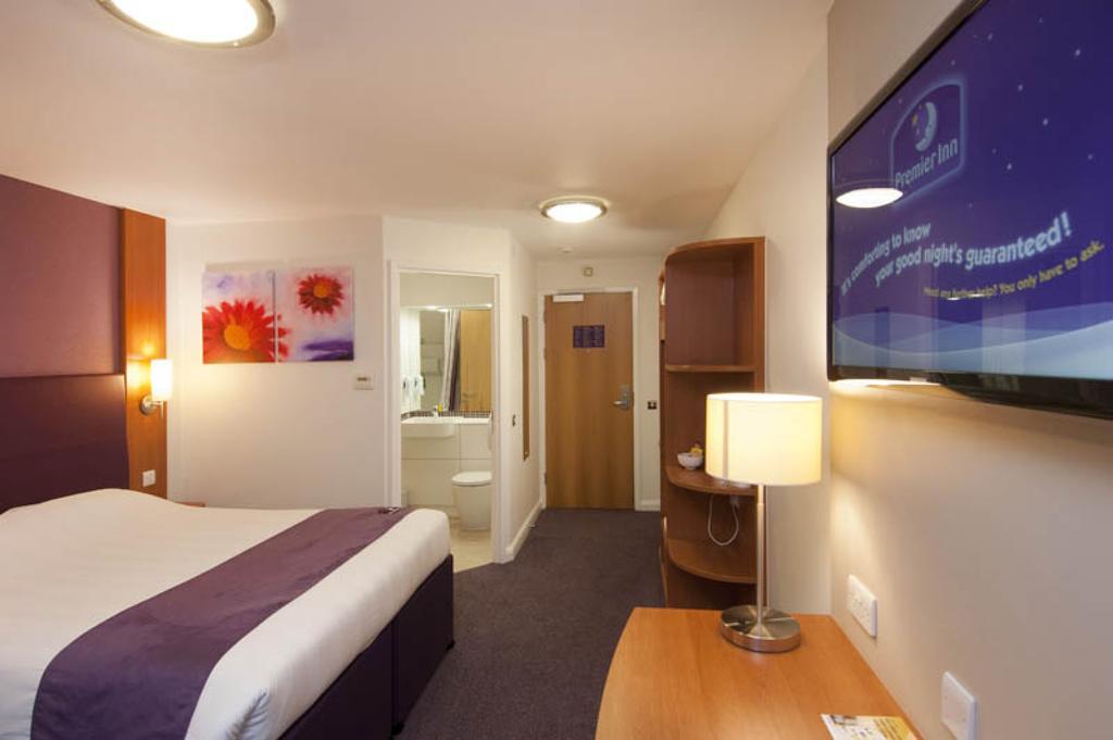 Premier Inn Ashford Central Exterior photo