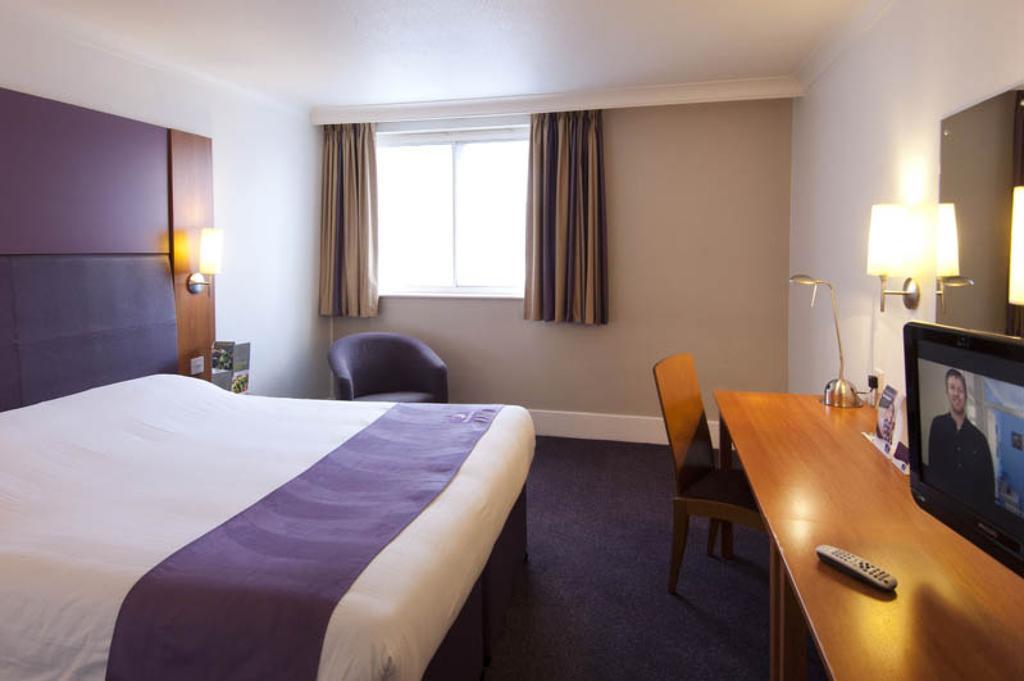 Premier Inn Ashford Central Room photo